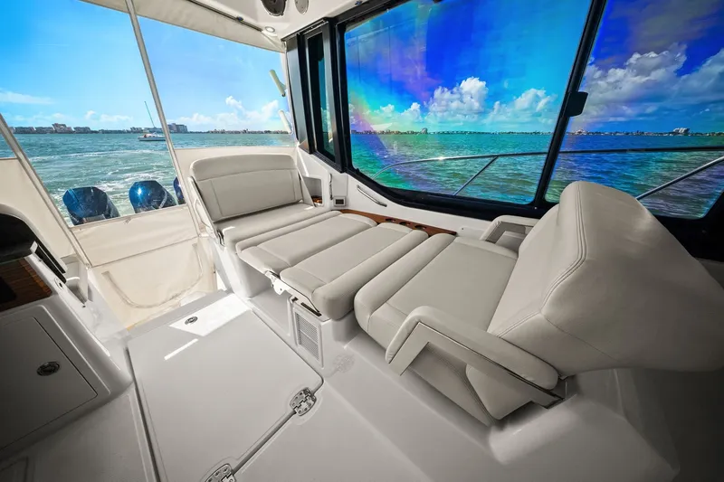Slide: The Image of Boston Whaler 405 CONQUEST 2025 - 51