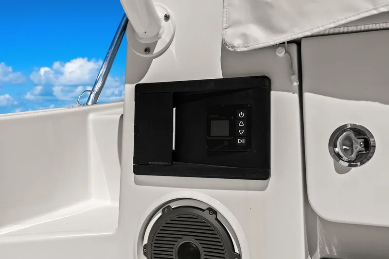 Slide: The Image of Boston Whaler 405 CONQUEST 2025 - 57
