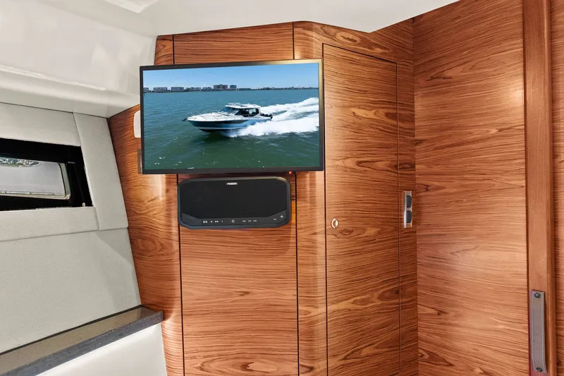 Slide: The Image of Boston Whaler 405 CONQUEST 2025 - 28