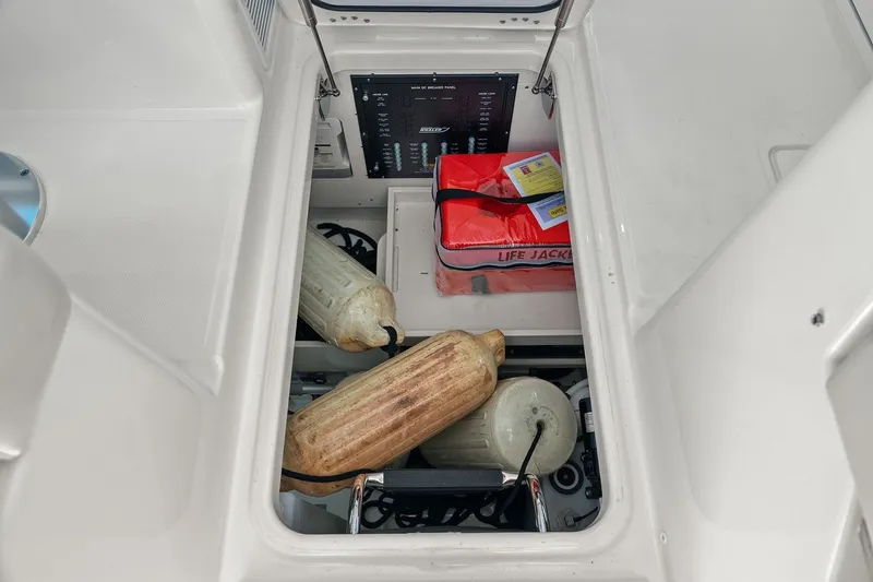 Slide: The Image of Boston Whaler 405 CONQUEST 2025 - 92