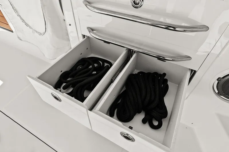 Slide: The Image of Boston Whaler 405 CONQUEST 2025 - 66