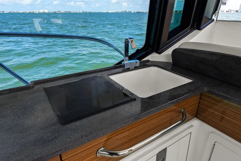 Slide: The Image of Boston Whaler 405 CONQUEST 2025 - 82