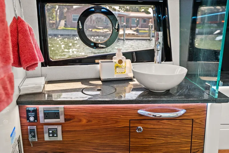 Slide: The Image of Boston Whaler 405 CONQUEST 2025 - 41