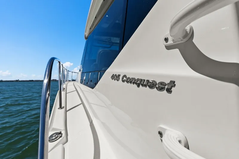 Slide: The Image of Boston Whaler 405 CONQUEST 2025 - 80