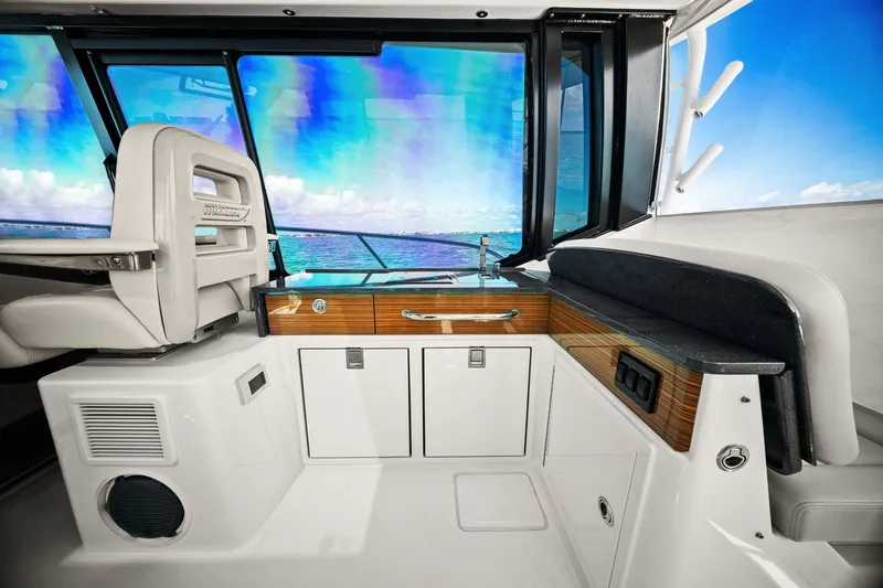 Slide: The Image of Boston Whaler 405 CONQUEST 2025 - 49