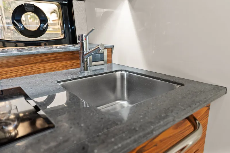 Slide: The Image of Boston Whaler 405 CONQUEST 2025 - 32