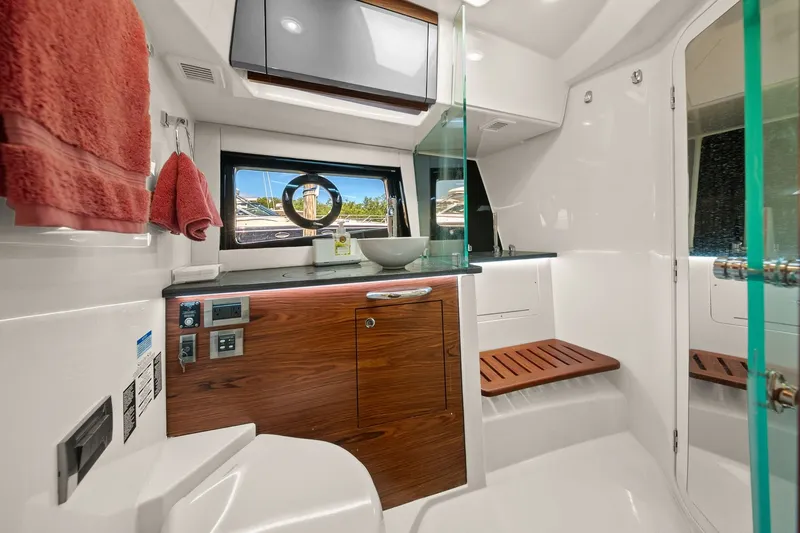 Slide: The Image of Boston Whaler 405 CONQUEST 2025 - 20