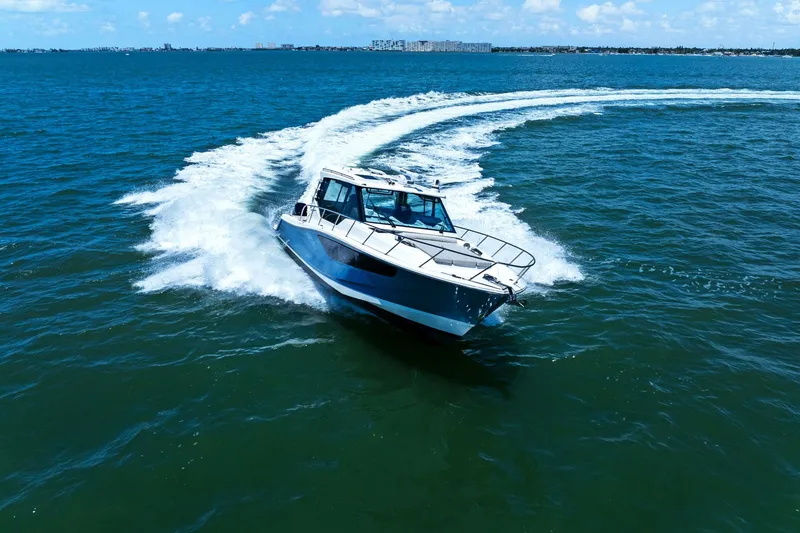 Slide: The Image of Boston Whaler 405 CONQUEST 2025 - 18