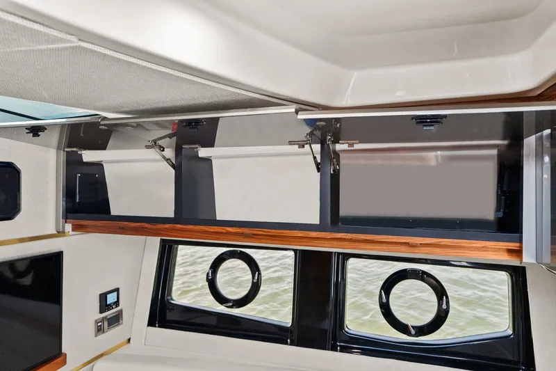 Slide: The Image of Boston Whaler 405 CONQUEST 2025 - 39