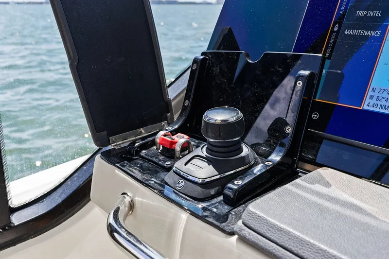 Slide: The Image of Boston Whaler 405 CONQUEST 2025 - 86