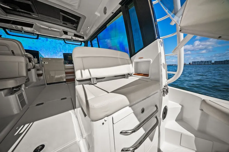 Slide: The Image of Boston Whaler 405 CONQUEST 2025 - 44