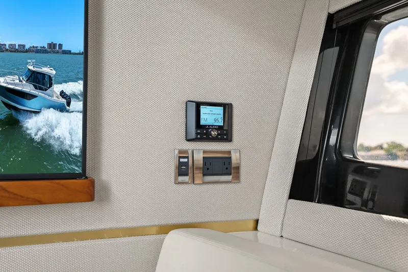 Slide: The Image of Boston Whaler 405 CONQUEST 2025 - 36