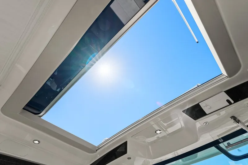 Slide: The Image of Boston Whaler 405 CONQUEST 2025 - 89