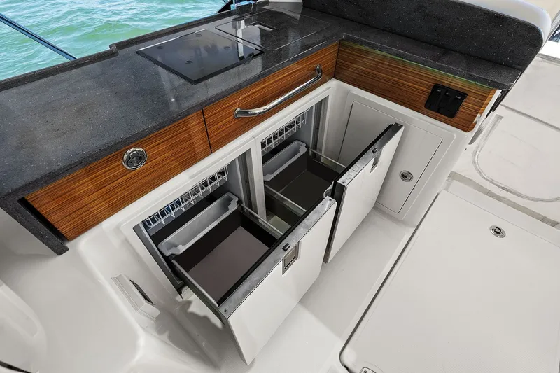 Slide: The Image of Boston Whaler 405 CONQUEST 2025 - 84