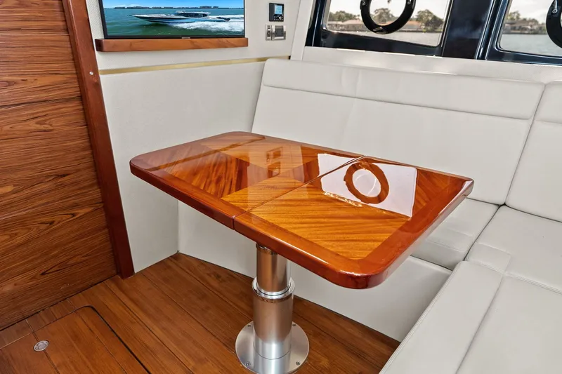 Slide: The Image of Boston Whaler 405 CONQUEST 2025 - 38