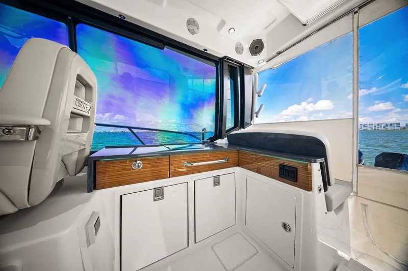Slide: The Image of Boston Whaler 405 CONQUEST 2025 - 48