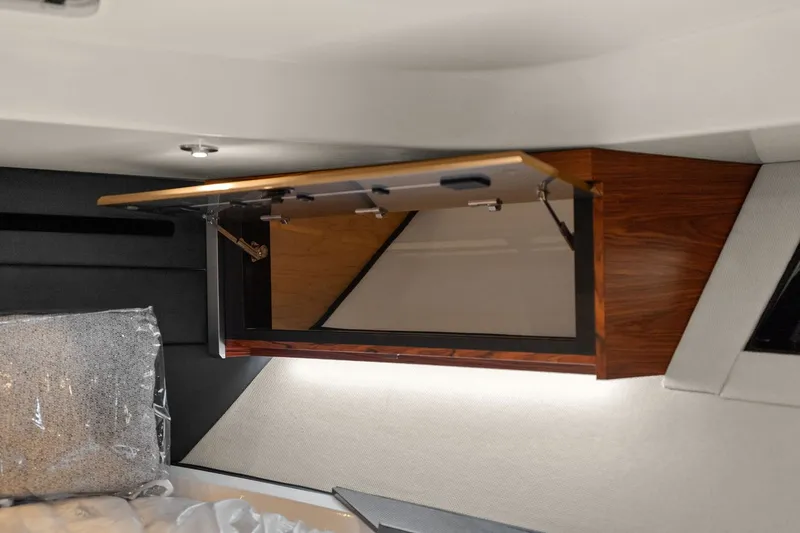 Slide: The Image of Boston Whaler 405 CONQUEST 2025 - 29