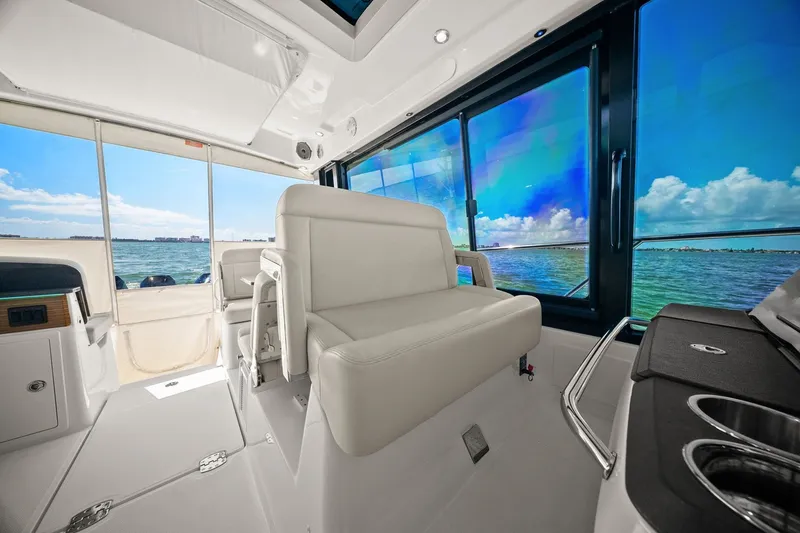 Slide: The Image of Boston Whaler 405 CONQUEST 2025 - 55