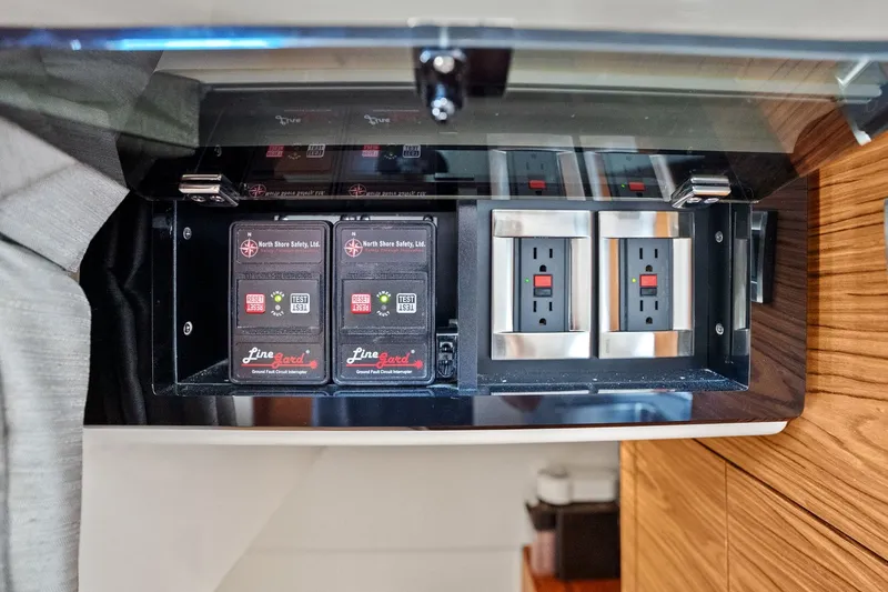 Slide: The Image of Boston Whaler 405 CONQUEST 2025 - 35