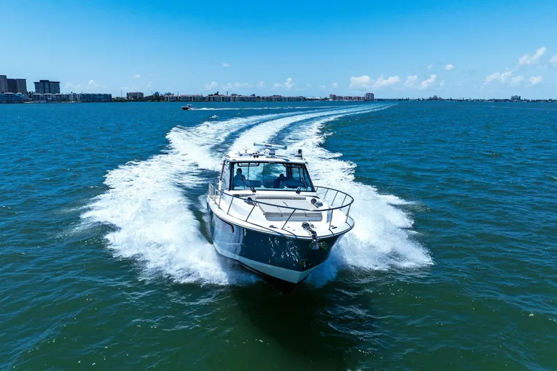 Slide: The Image of Boston Whaler 405 CONQUEST 2025 - 14