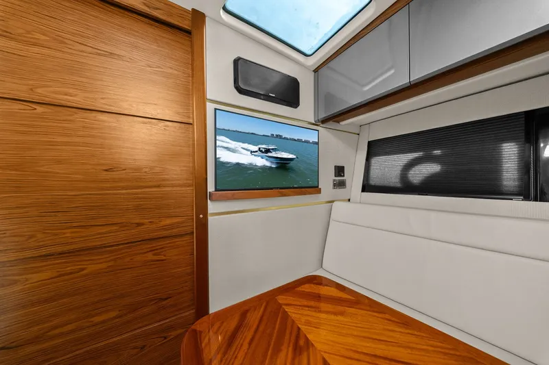 Slide: The Image of Boston Whaler 405 CONQUEST 2025 - 25
