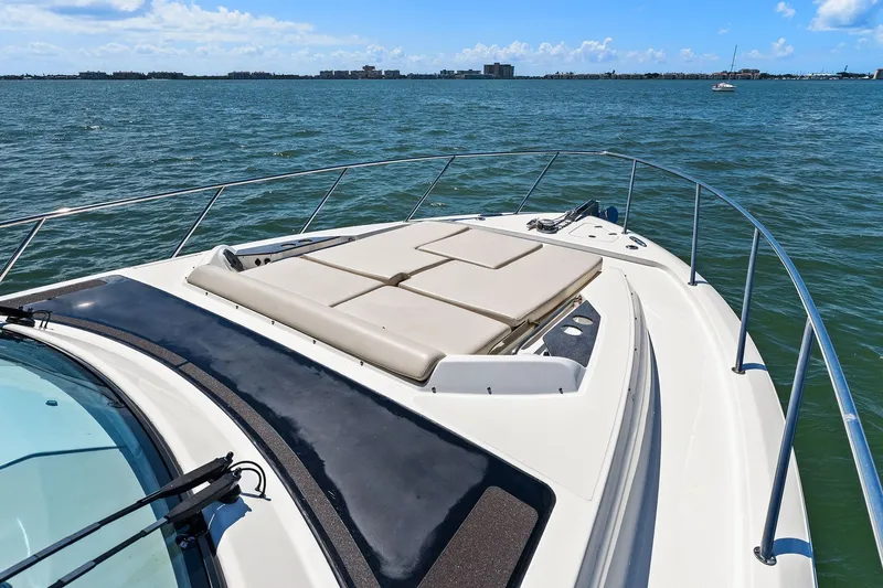 Slide: The Image of Boston Whaler 405 CONQUEST 2025 - 74