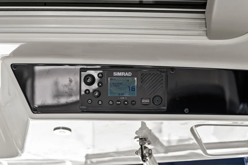 Slide: The Image of Boston Whaler 405 CONQUEST 2025 - 91