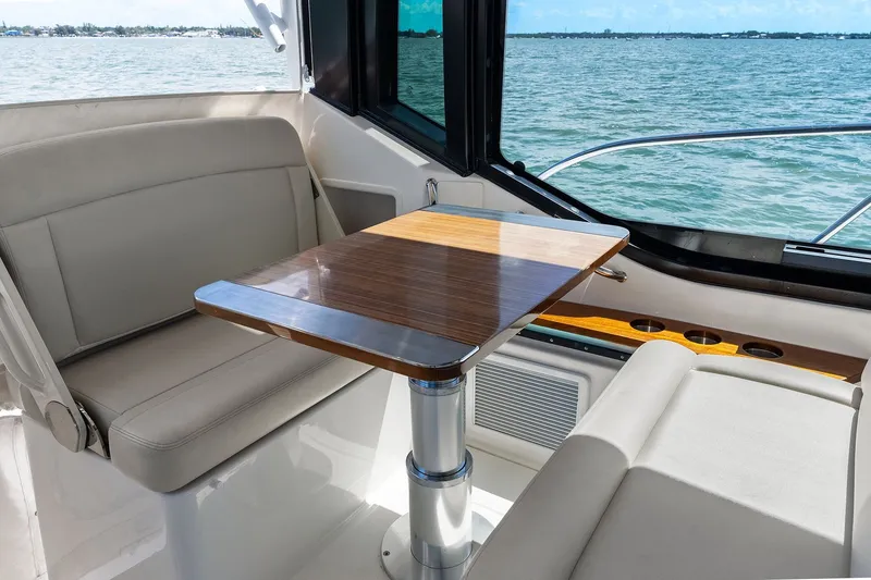 Slide: The Image of Boston Whaler 405 CONQUEST 2025 - 85