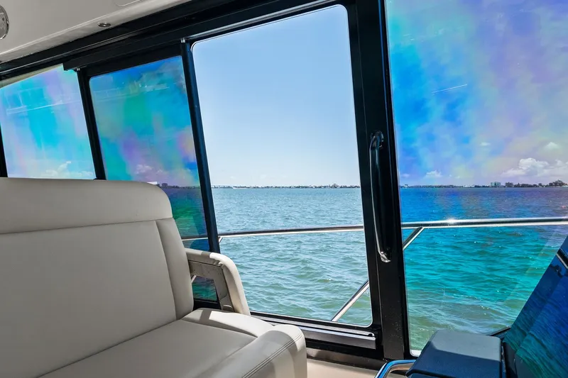 Slide: The Image of Boston Whaler 405 CONQUEST 2025 - 90