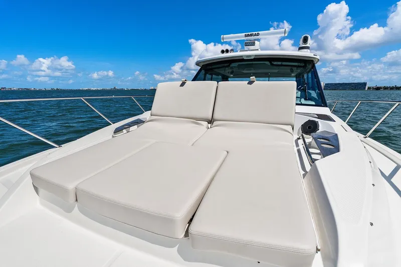 Slide: The Image of Boston Whaler 405 CONQUEST 2025 - 79