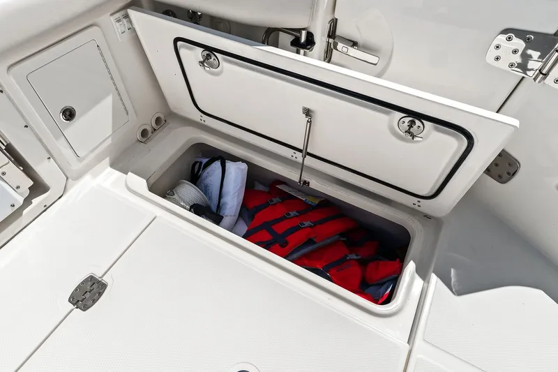Slide: The Image of Boston Whaler 405 CONQUEST 2025 - 68