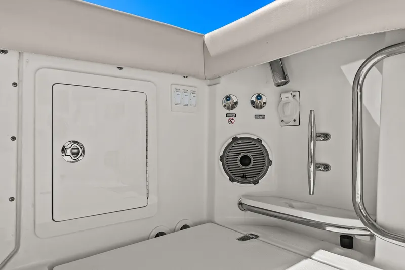 Slide: The Image of Boston Whaler 405 CONQUEST 2025 - 61