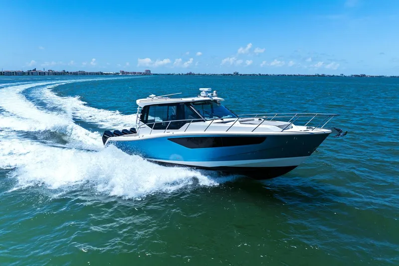 Slide: The Image of Boston Whaler 405 CONQUEST 2025 - 15