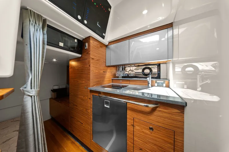 Slide: The Image of Boston Whaler 405 CONQUEST 2025 - 27