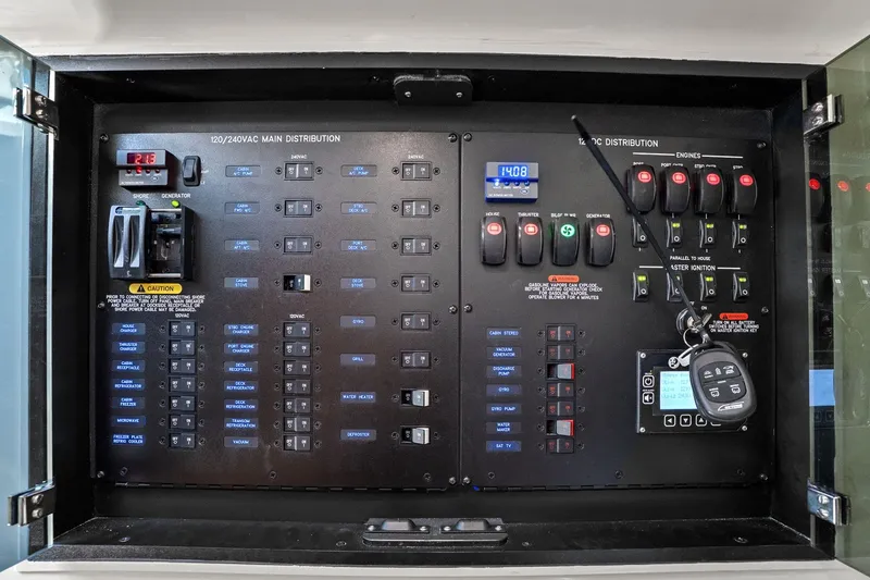 Slide: The Image of Boston Whaler 405 CONQUEST 2025 - 34