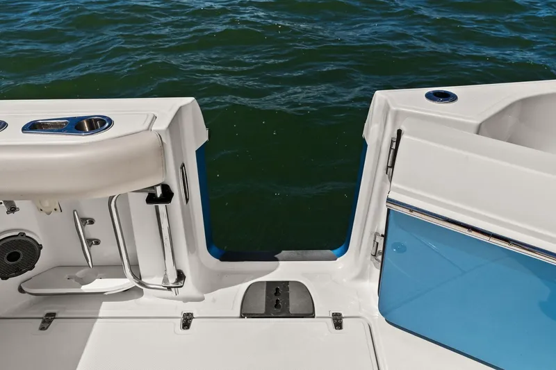 Slide: The Image of Boston Whaler 405 CONQUEST 2025 - 60