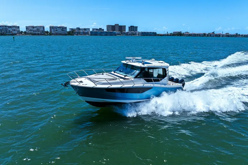 Slide: The Image of Boston Whaler 405 CONQUEST 2025 - 13