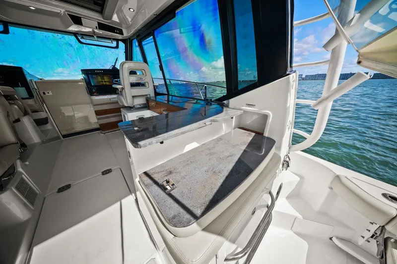 Slide: The Image of Boston Whaler 405 CONQUEST 2025 - 45