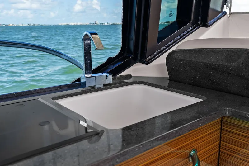 Slide: The Image of Boston Whaler 405 CONQUEST 2025 - 83