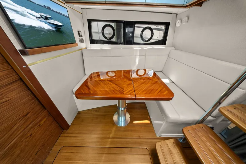Slide: The Image of Boston Whaler 405 CONQUEST 2025 - 26