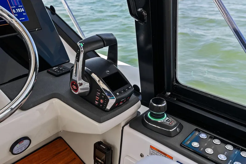 Slide: The Image of Boston Whaler 405 CONQUEST 2025 - 88