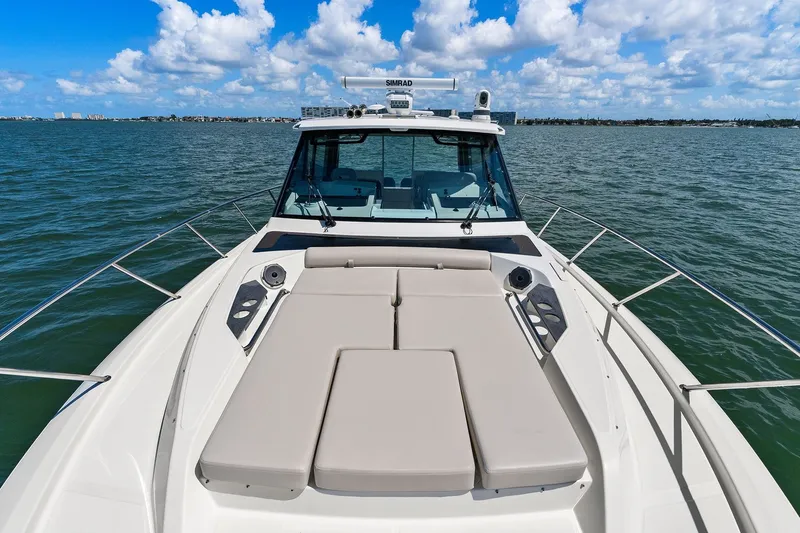 Slide: The Image of Boston Whaler 405 CONQUEST 2025 - 76