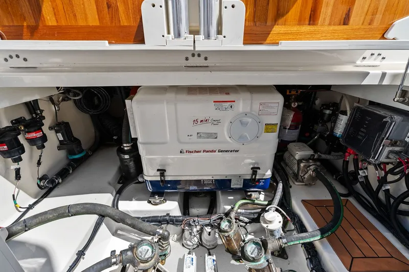 Slide: The Image of Boston Whaler 405 CONQUEST 2025 - 72