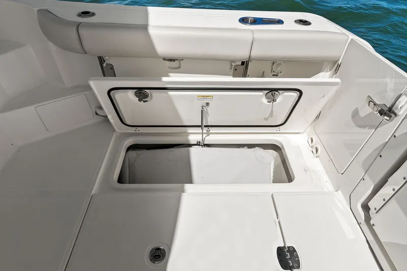 Slide: The Image of Boston Whaler 405 CONQUEST 2025 - 67