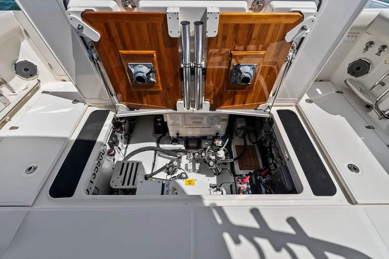 Slide: The Image of Boston Whaler 405 CONQUEST 2025 - 70