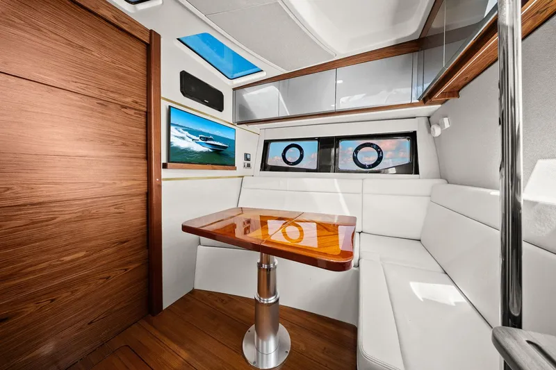 Slide: The Image of Boston Whaler 405 CONQUEST 2025 - 42