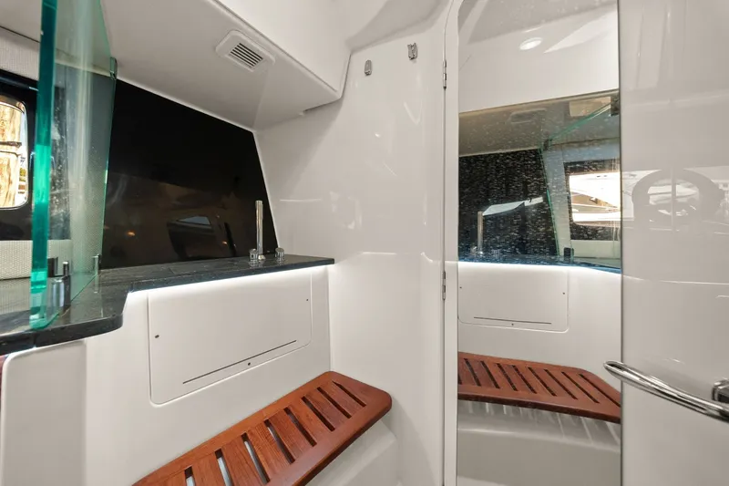 Slide: The Image of Boston Whaler 405 CONQUEST 2025 - 21
