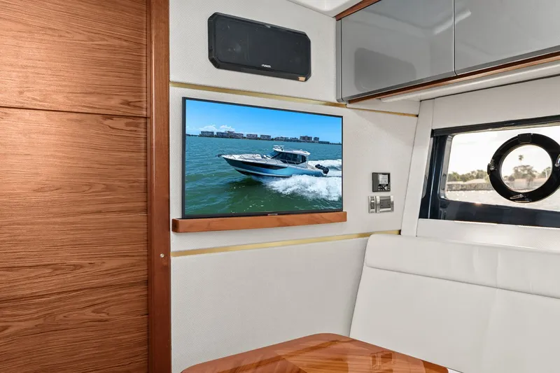 Slide: The Image of Boston Whaler 405 CONQUEST 2025 - 37