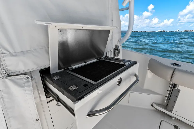 Slide: The Image of Boston Whaler 405 CONQUEST 2025 - 69