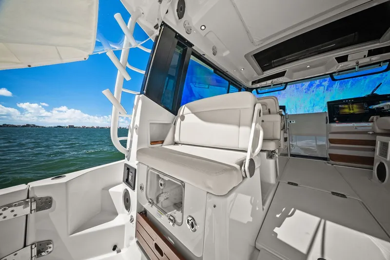 Slide: The Image of Boston Whaler 405 CONQUEST 2025 - 43
